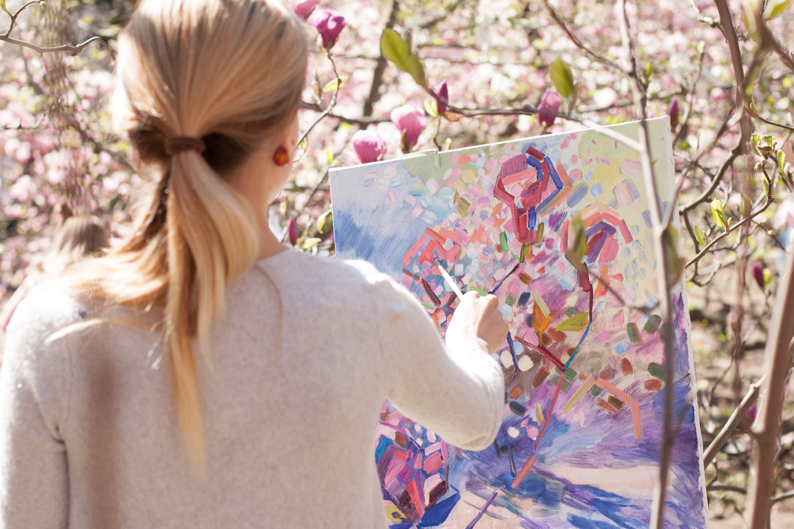 Painter painting in the outdoors Art Therapy Sunshine Coast